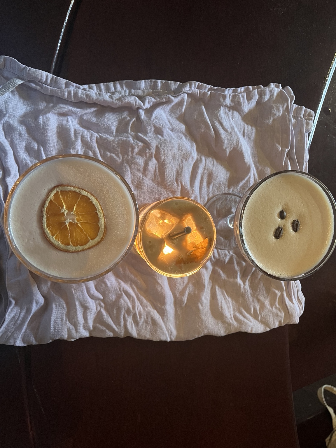 Drie cocktails op de bar