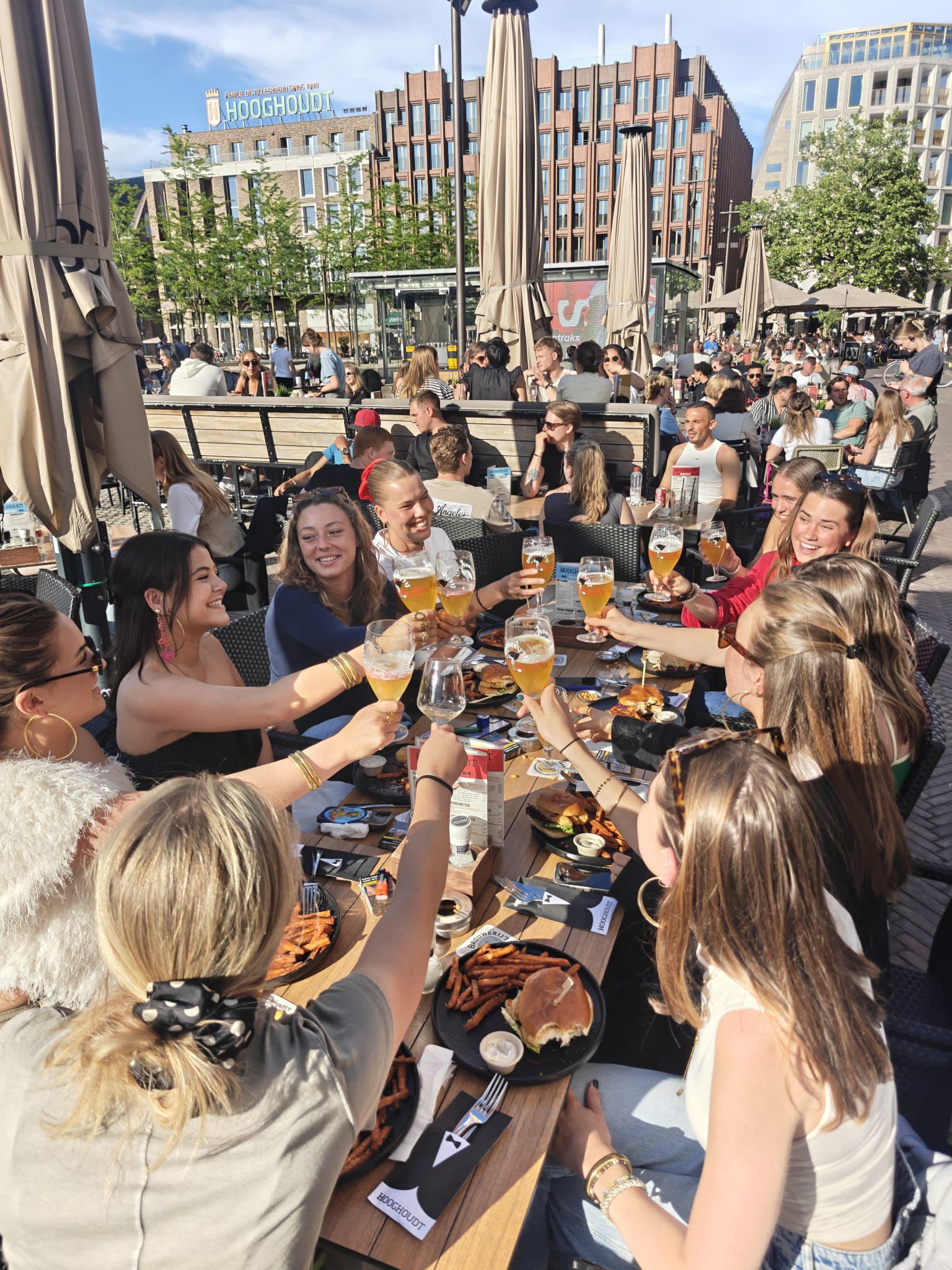 Groep vriendinnen proost bij Café Hooghoudt in Groningen tijdens een gezellige borrel