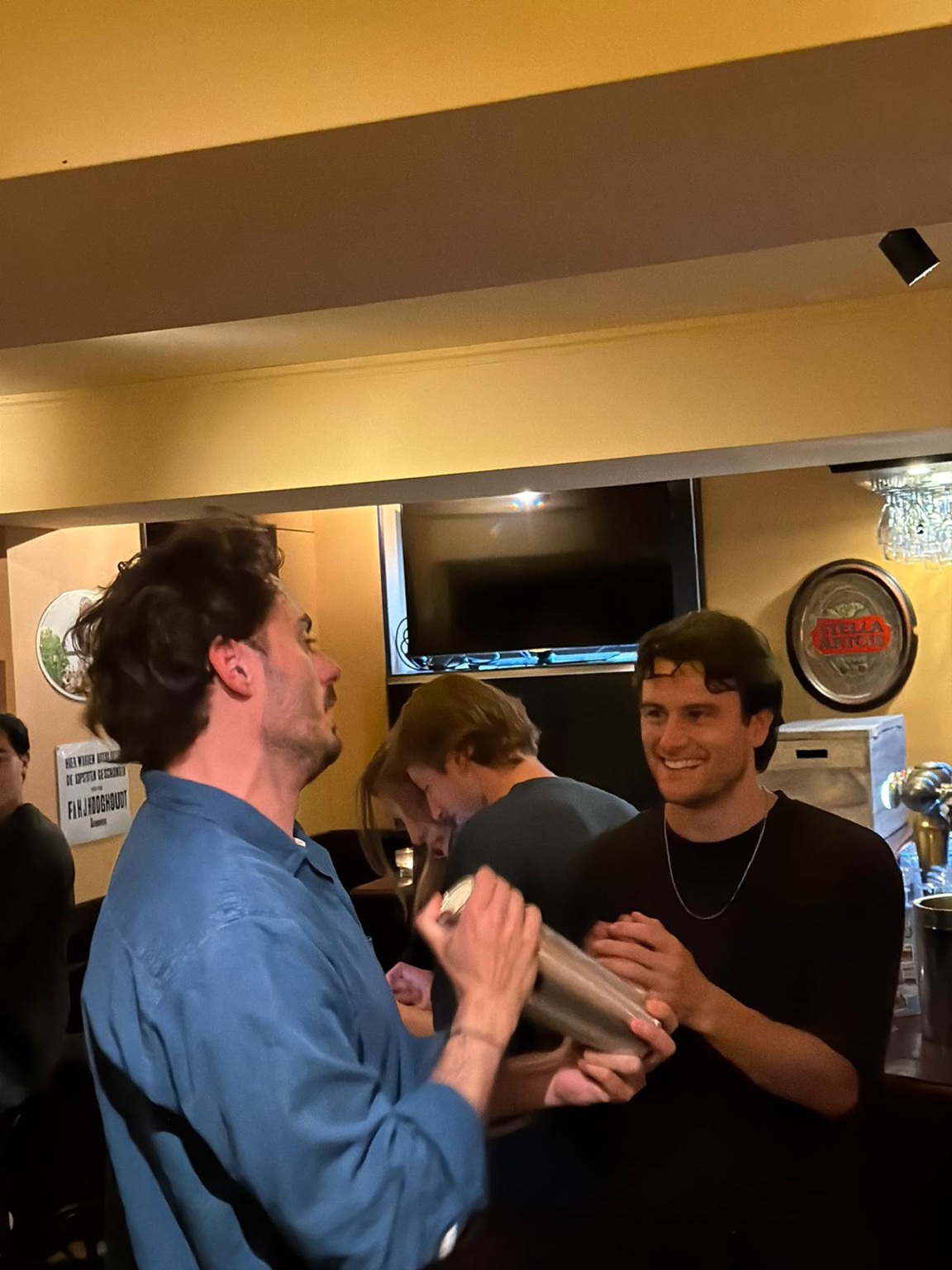 Gast schudt cocktailshaker