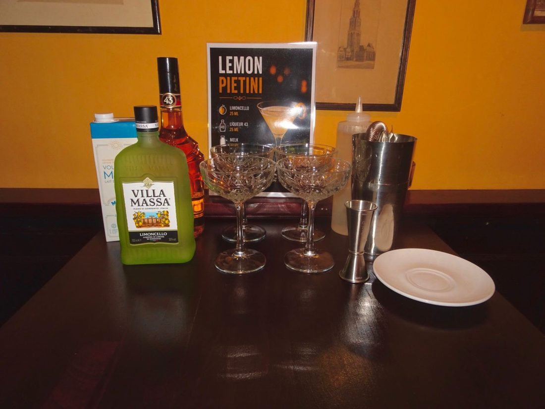 Deelnemers leren cocktail shaken